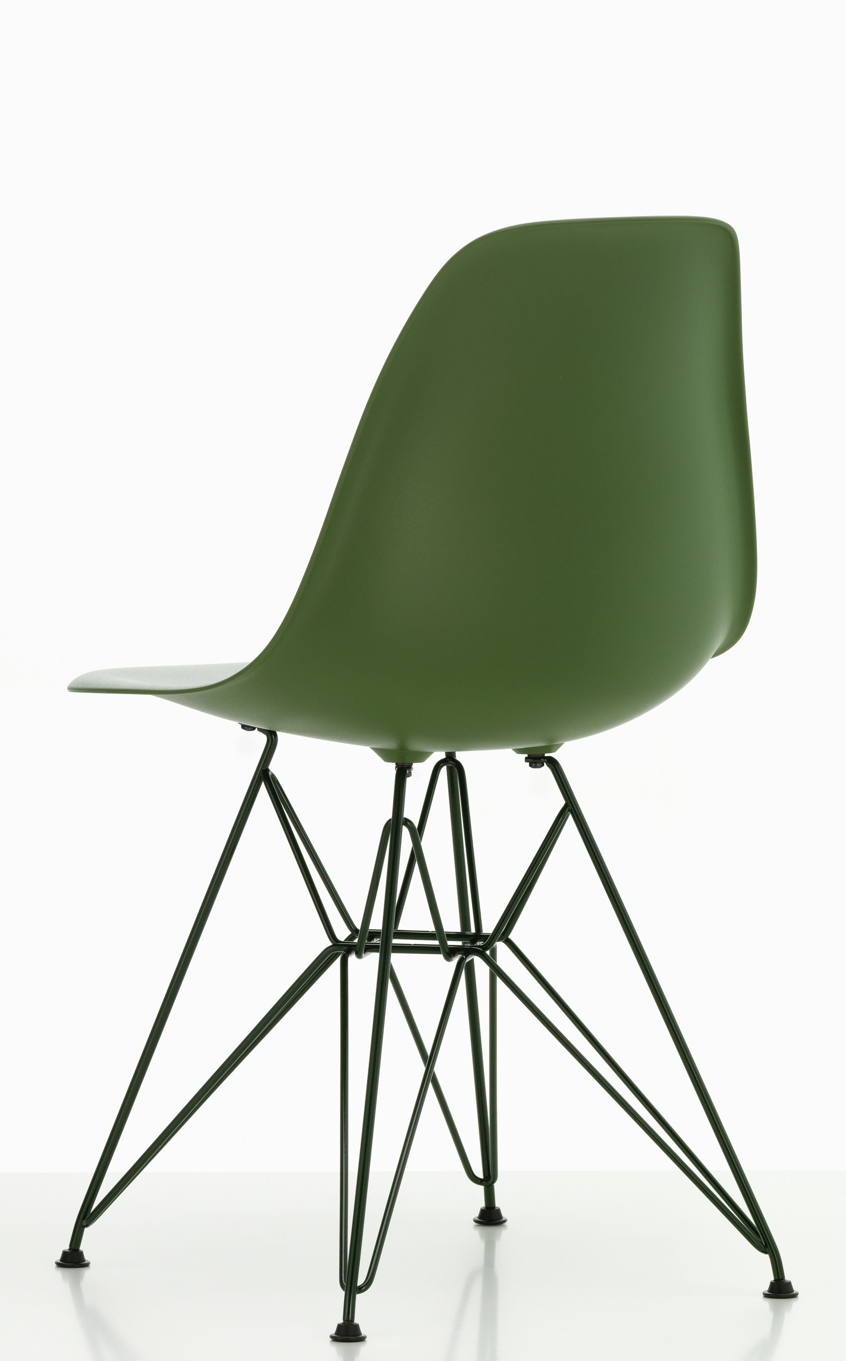 Grüner Eames Plastic Side Chair DSR Stuhl von Vitra mit verchromtem Eiffelgestell, Rückansicht.