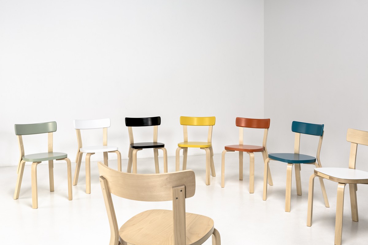 Artek 69 Stühle in verschiedenen Farben, skandinavisches Design, Holzstühle für Esszimmer und Wohnbereich.