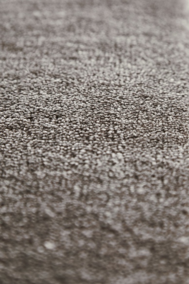 Detailaufnahme des grauen Tint Rug Teppichs von Woud, ein stilvoller Teppich für Wohnzimmer und Schlafzimmer.