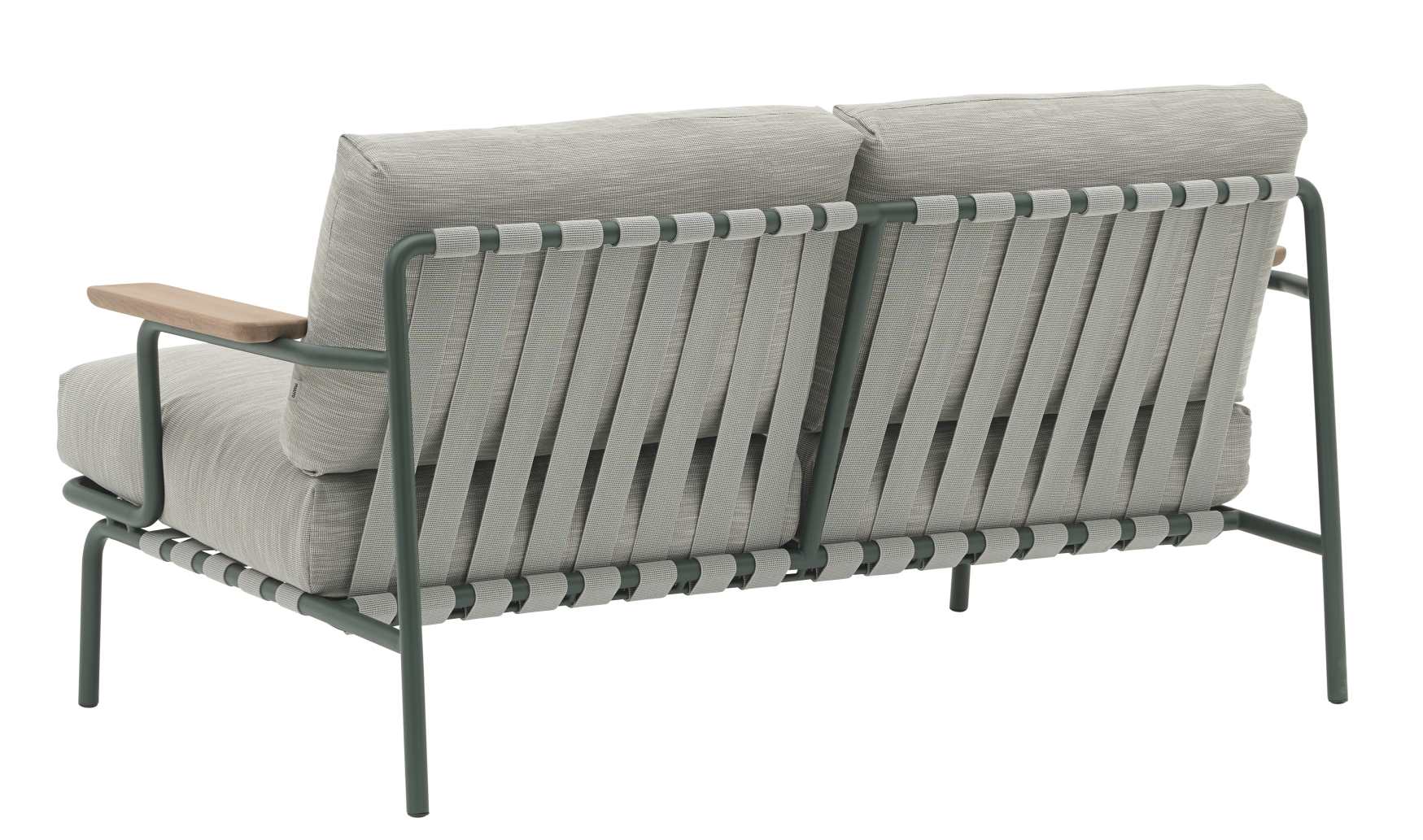 Rückansicht des grauen Muuto Settle Outdoor Sofas für zwei Personen mit Textilbändern und Holzarmlehnen.