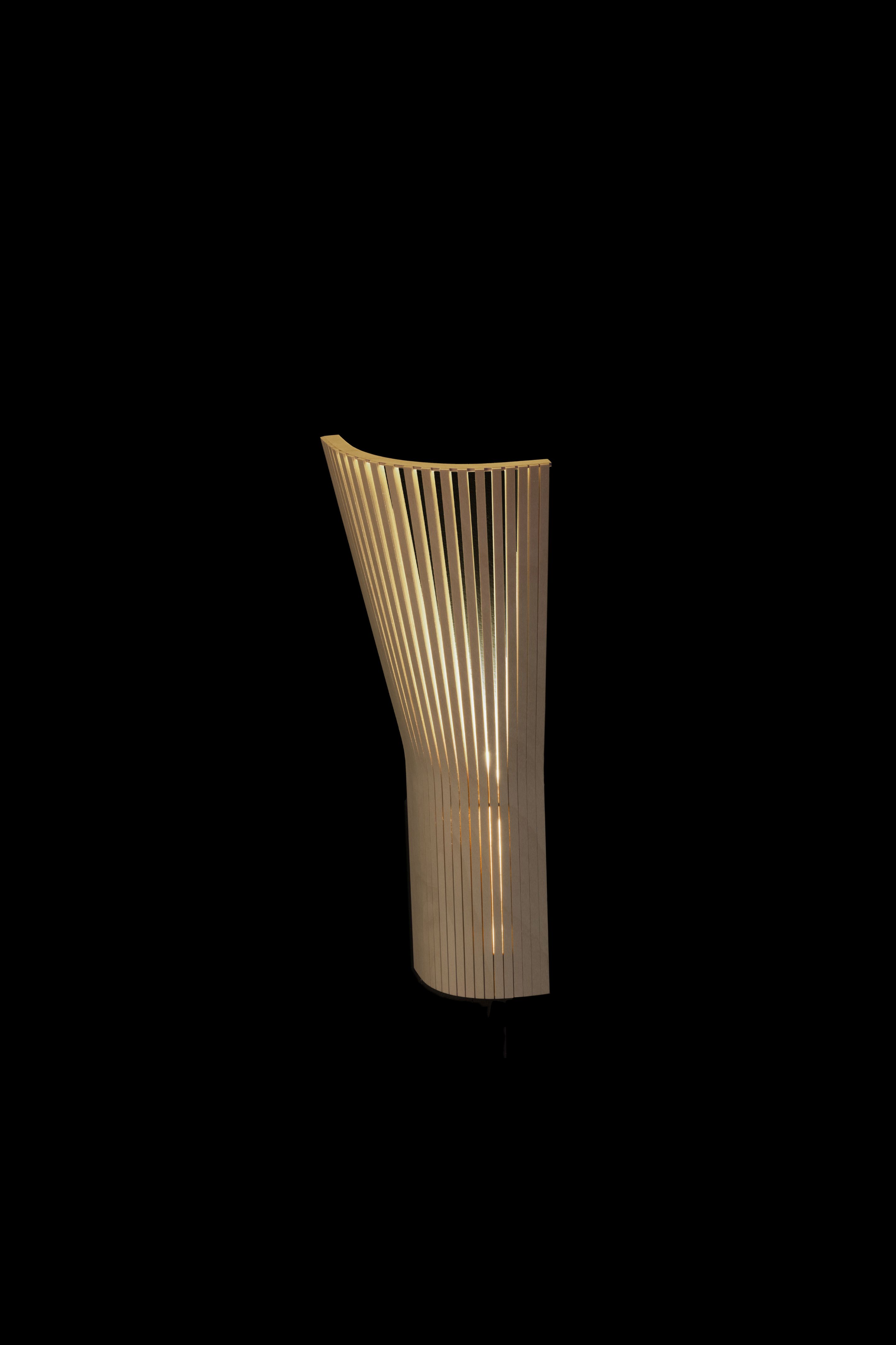Secto Design 4237 Eckleuchte aus Birkenholz, moderne Wandleuchte für indirekte Beleuchtung im Wohnraum.