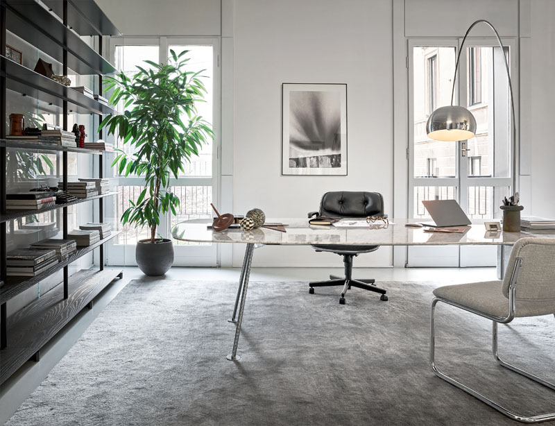Büro mit Pollock Executive Drehstuhl von Knoll International, schwarzes Leder, ergonomisch und modern.