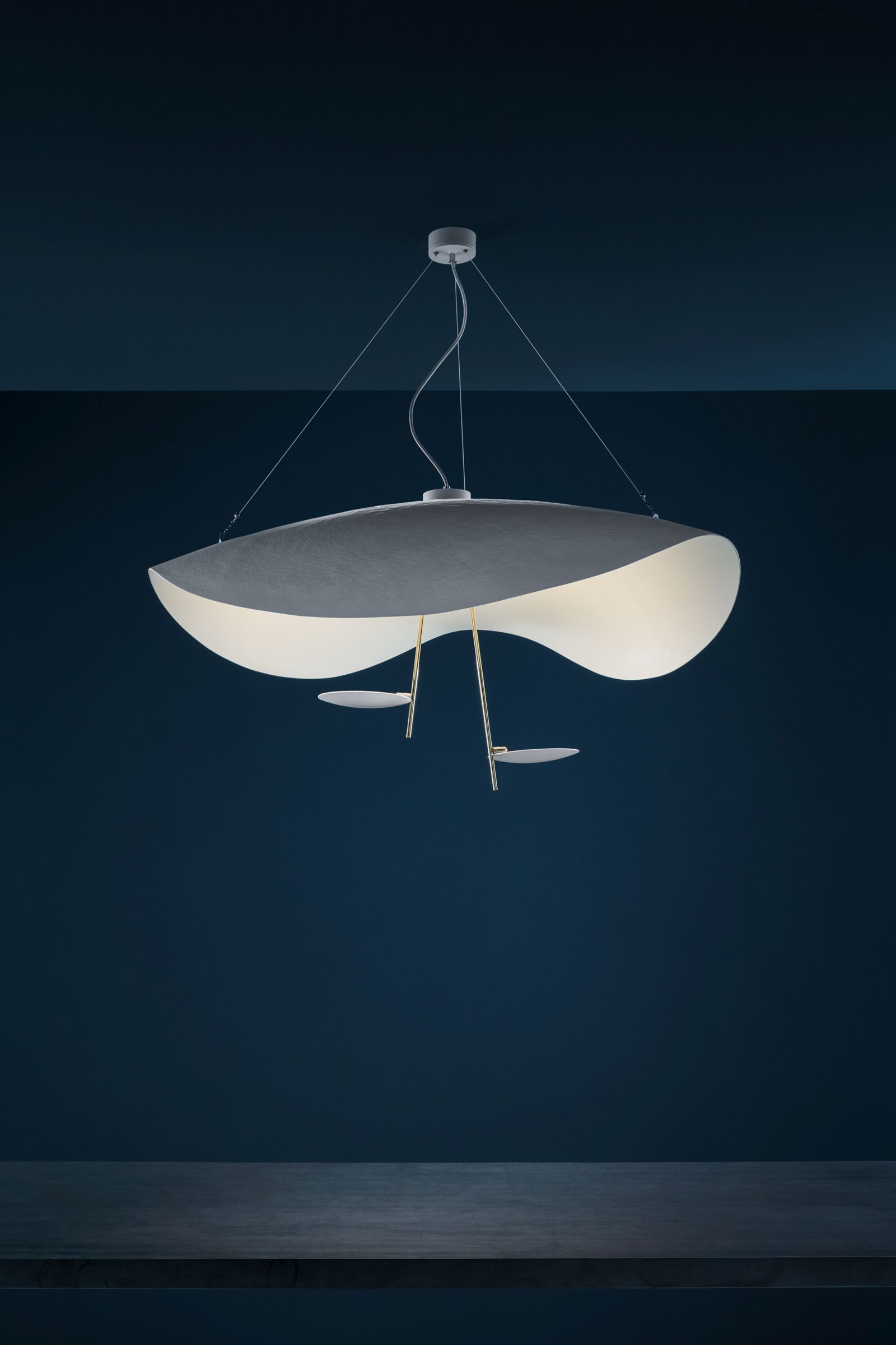 Graue Lederam Pendelleuchte von Catellani & Smith mit warmweißem Licht und filigranen Details.