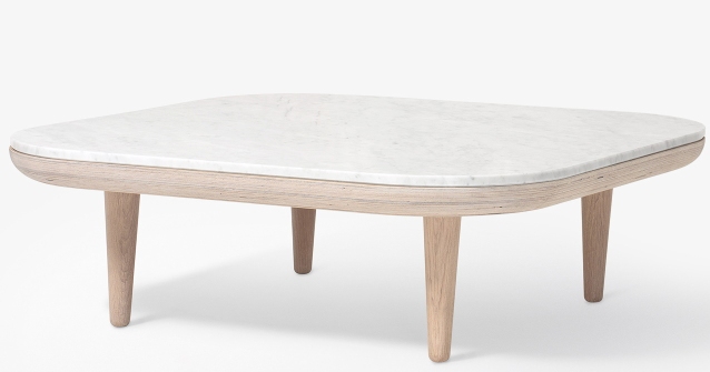 Fly Table Couchtisch von AndTradition: Quadratischer Wohnzimmertisch mit Marmorplatte und hellem Holzgestell.