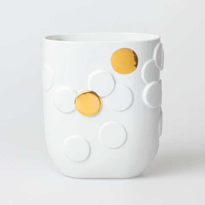 Weiße Vase mit goldenen und weißen Punkt-Applikationen, moderne Dekoration für Blumen und Pflanzen.