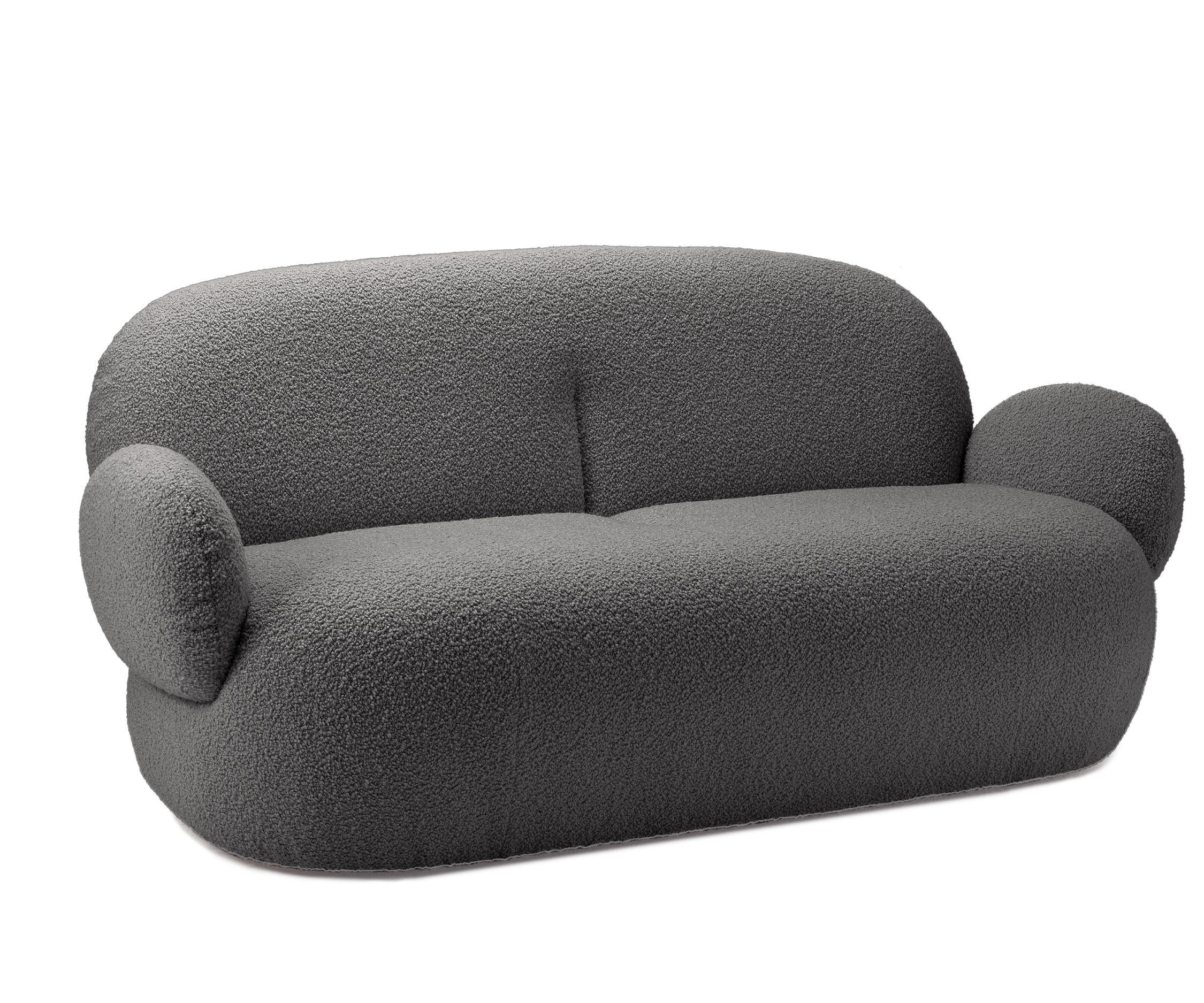 Freifrau Nana Couch, modernes graues Sofa mit Teddyfell-Bezug, gemütliches Wohnzimmer-Möbelstück.