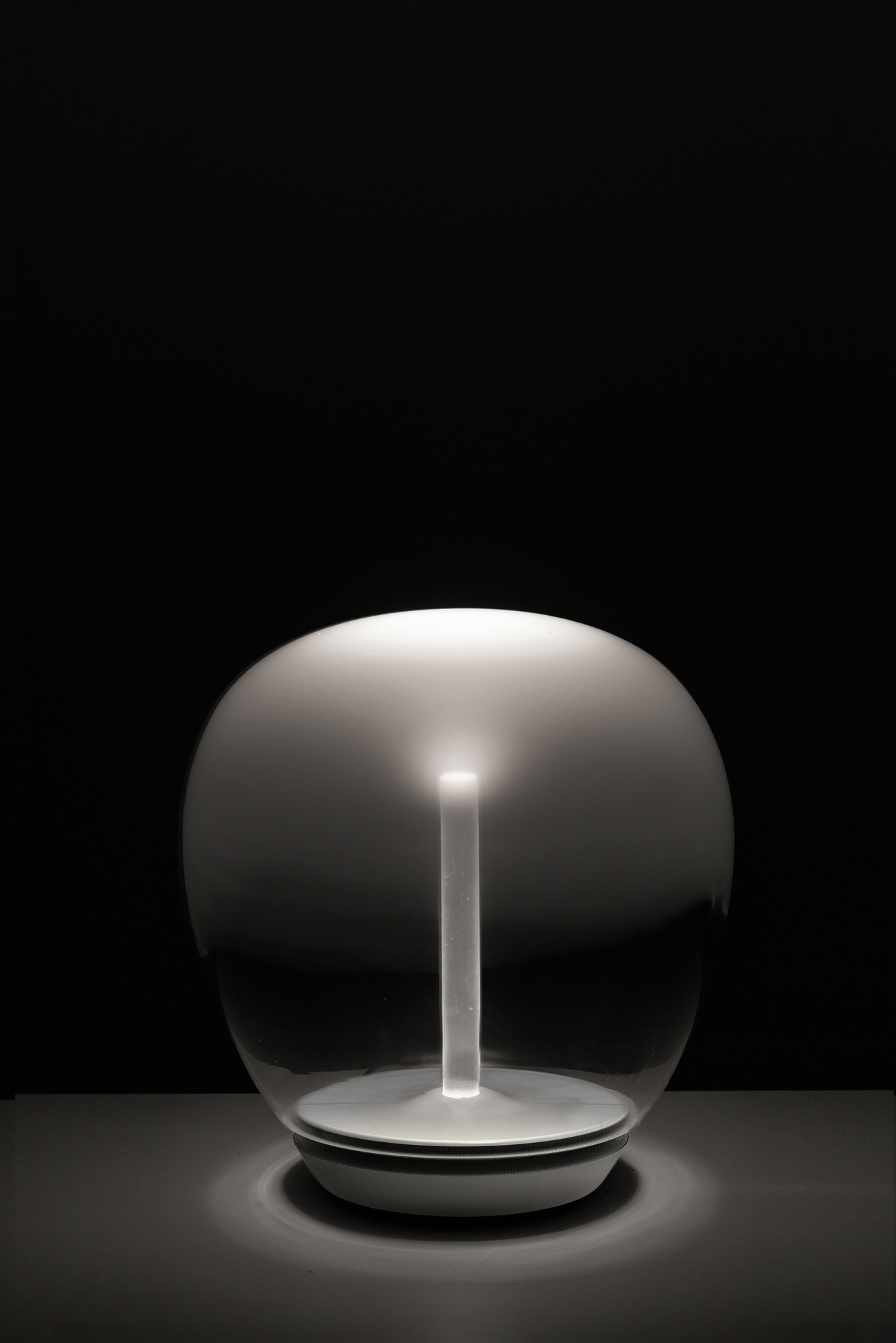 Nahaufnahme der Artemide Empatia Tischleuchte mit sanftem, diffusem Licht. Moderne Wohnraumleuchte.