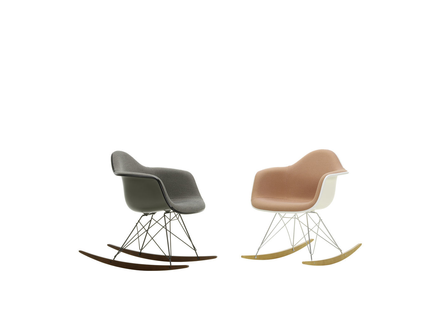 Zwei Eames Plastic Armchair RAR Schaukelstühle von Vitra, vollgepolstert, in Grau und Beige.