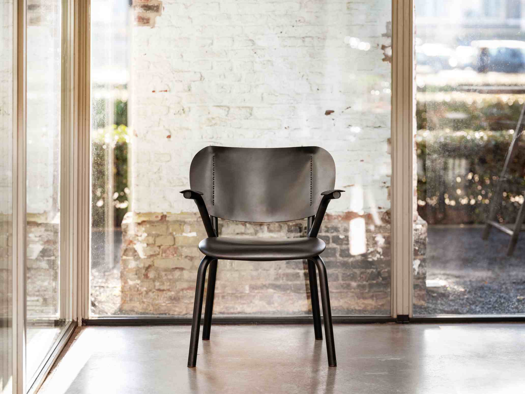 Emil Rosi Armchair Stuhl mit Armlehne von Functionals, moderner Designstuhl in Schwarz vor Fenster.