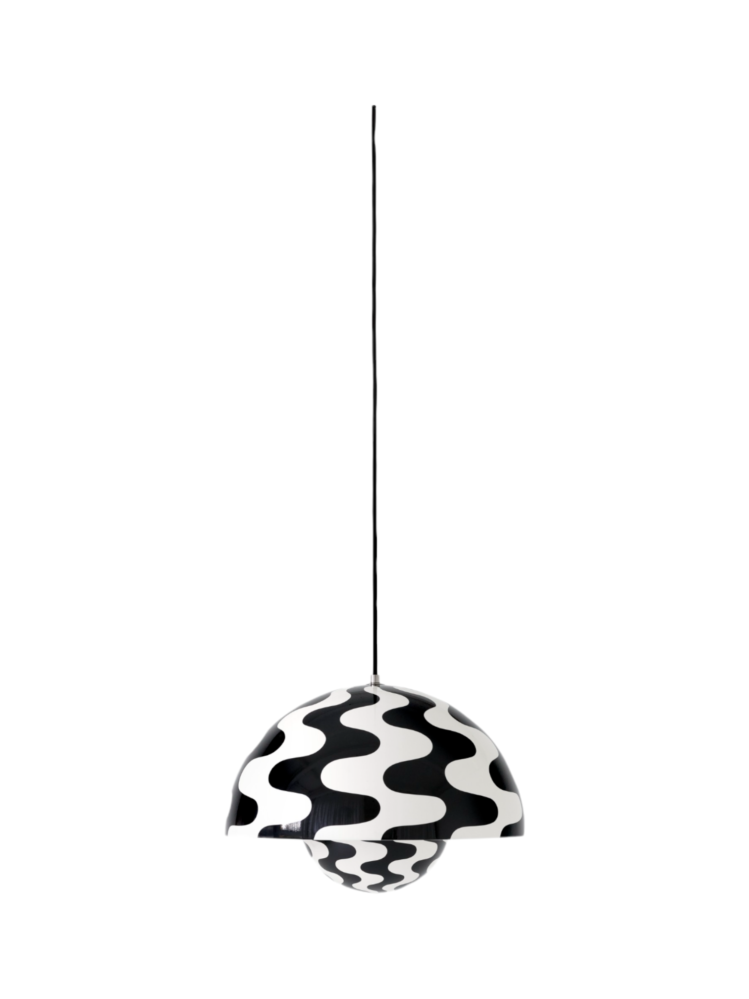 Flowerpot VP7 Pendelleuchte von AndTradition mit schwarzem Kabel und schwarz-weißem Wellenmuster.