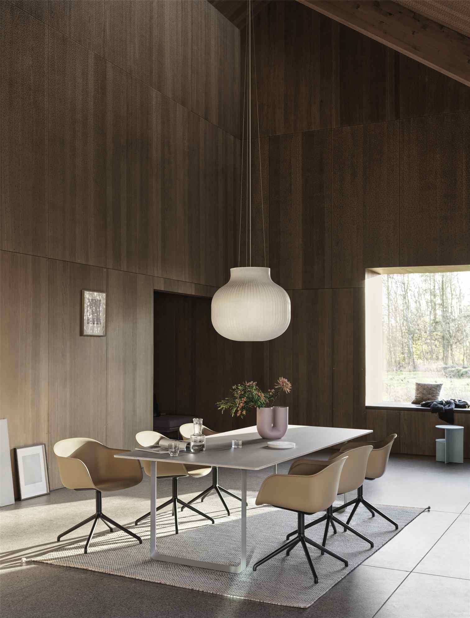 Esszimmer mit Muuto Kink Vase in Tiefrot auf grauem Tisch, moderne Dekoration und Design.