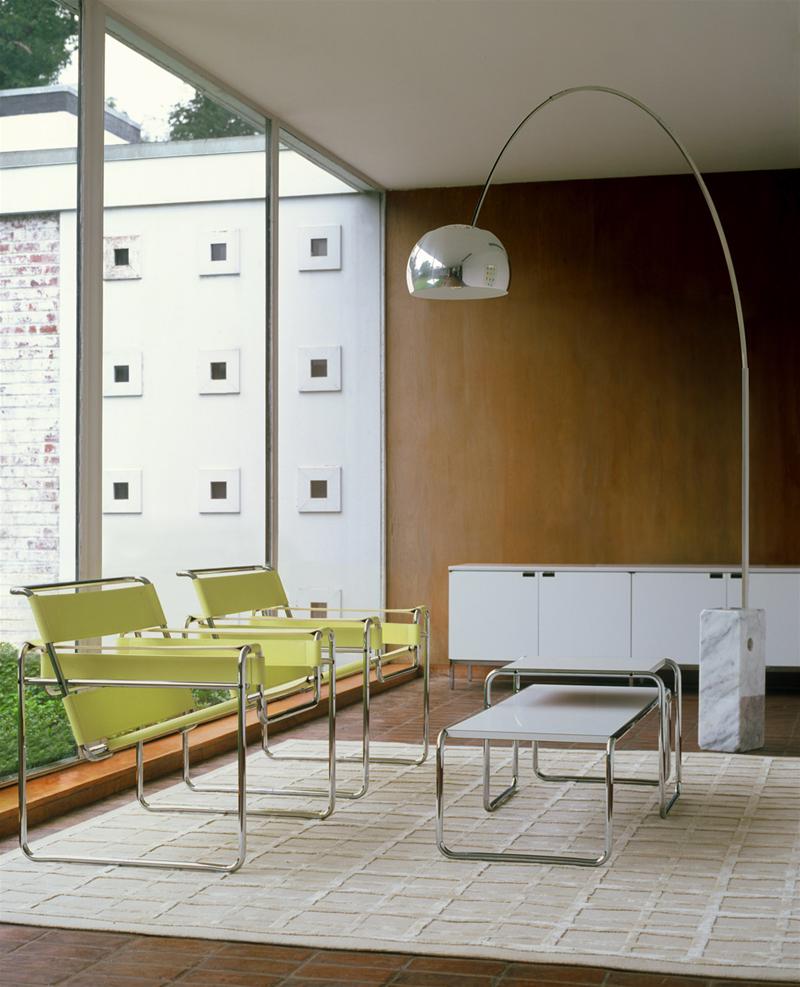 Lichtdurchfluteter Raum mit zwei Sesseln und einem Laccio Couchtisch von Knoll International.