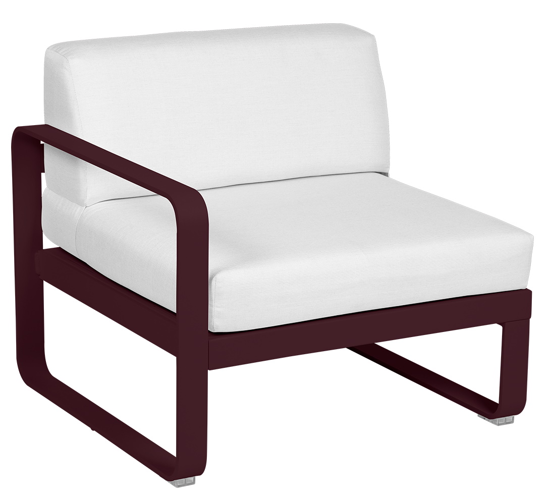 Bellevie 1-Sitzer Modul Outdoor Sofa von Fermob, links, mit weißem Kissen und bordeauxfarbenem Gestell.