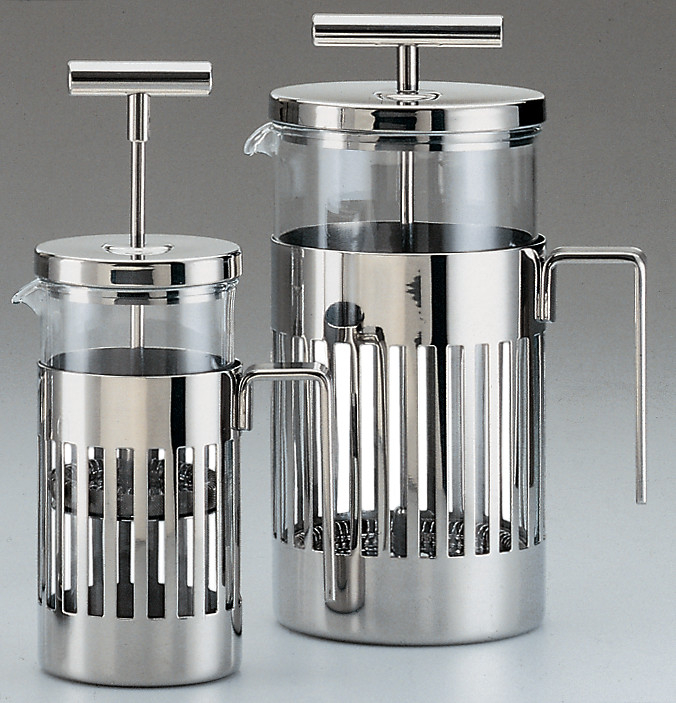 Zwei Alessi Espressokocher Pressfilterkannen aus Edelstahl und Glas, unterschiedliche Größen, für die Kaffeezubereitung.
