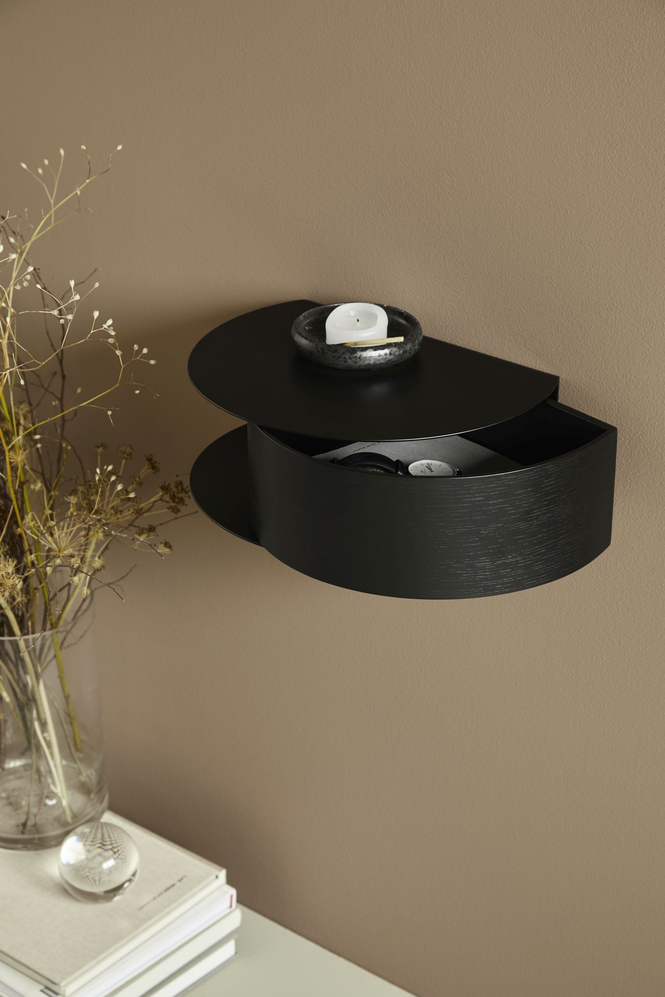 Wallie Wandschublade von Woud in Grau-Beige: Modernes, halbrundes Wandregal mit Schublade und Ablage für Wohnaccessoires.