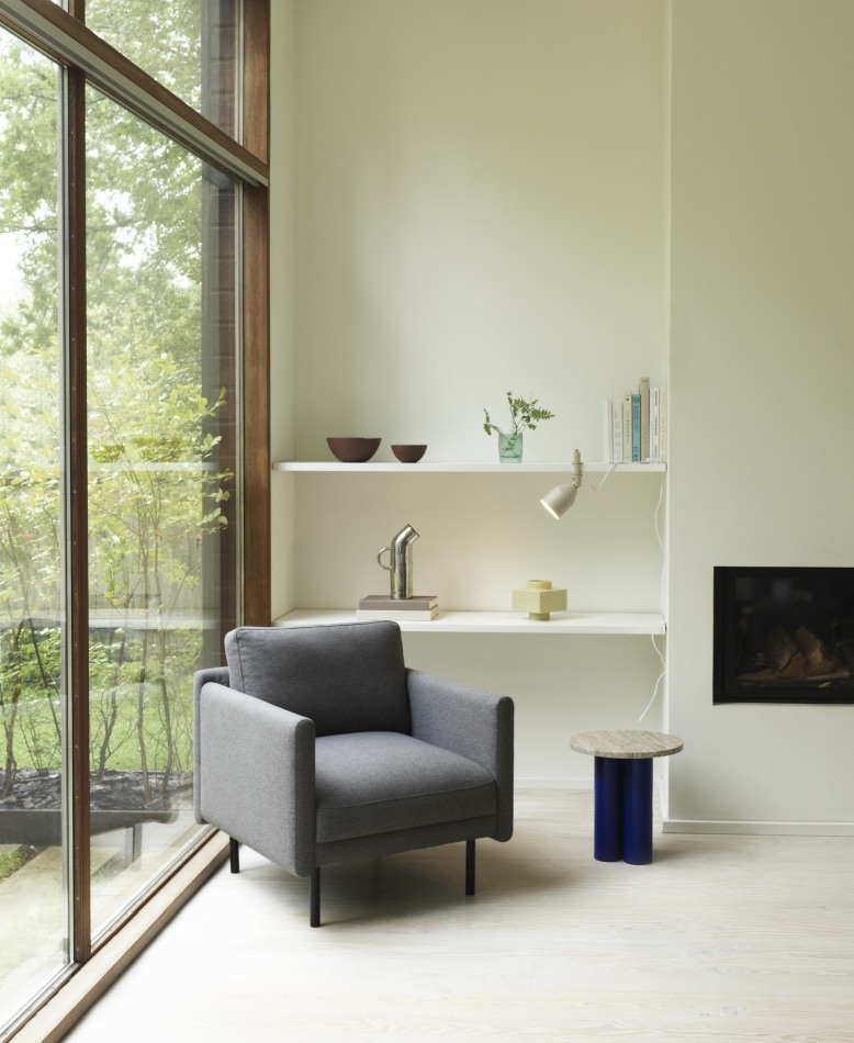 Moderner Wohnraum mit grauem Sessel und blauem Dit Coffee Table Beistelltisch von Normann Copenhagen.