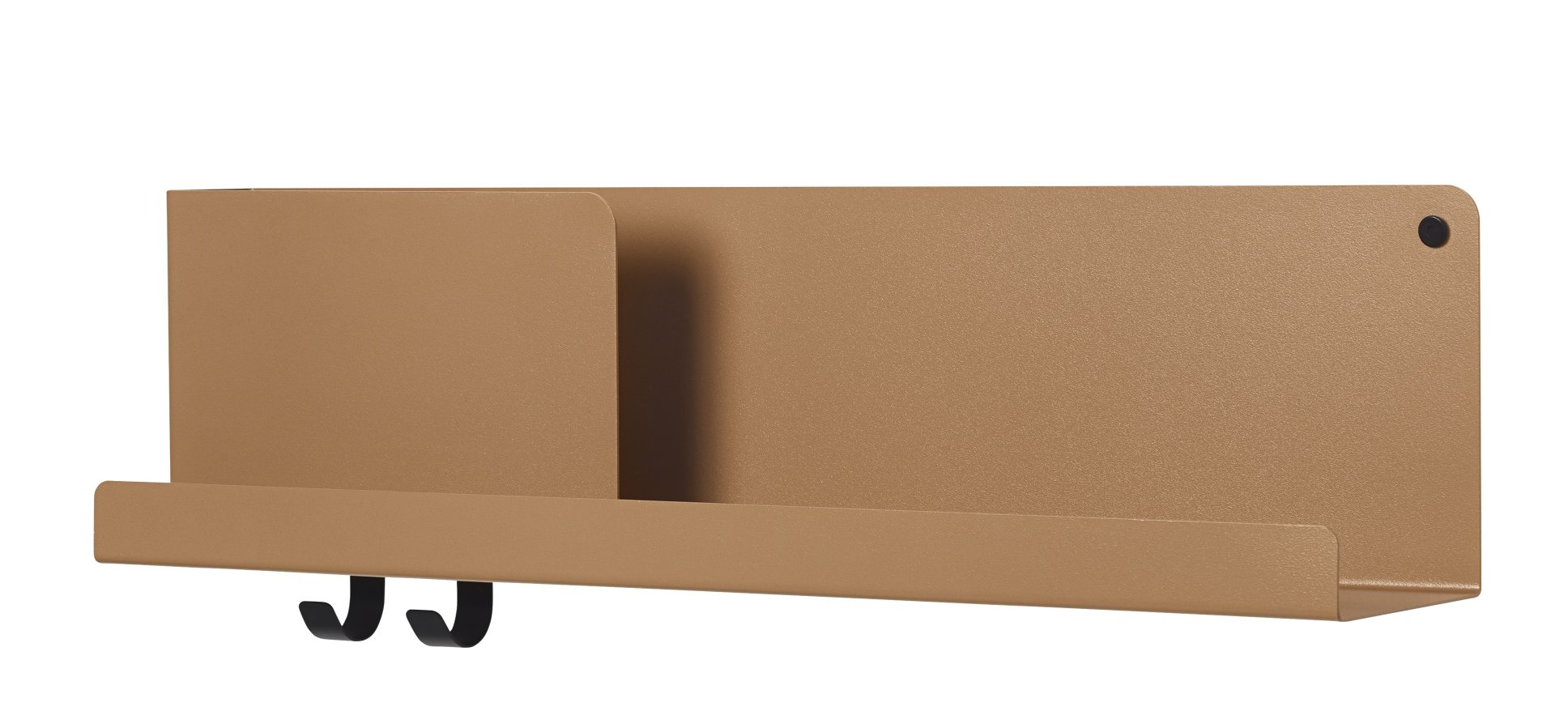 Nahaufnahme des Muuto Folded Shelves Regals in Messing mit Haken zur Wandmontage.