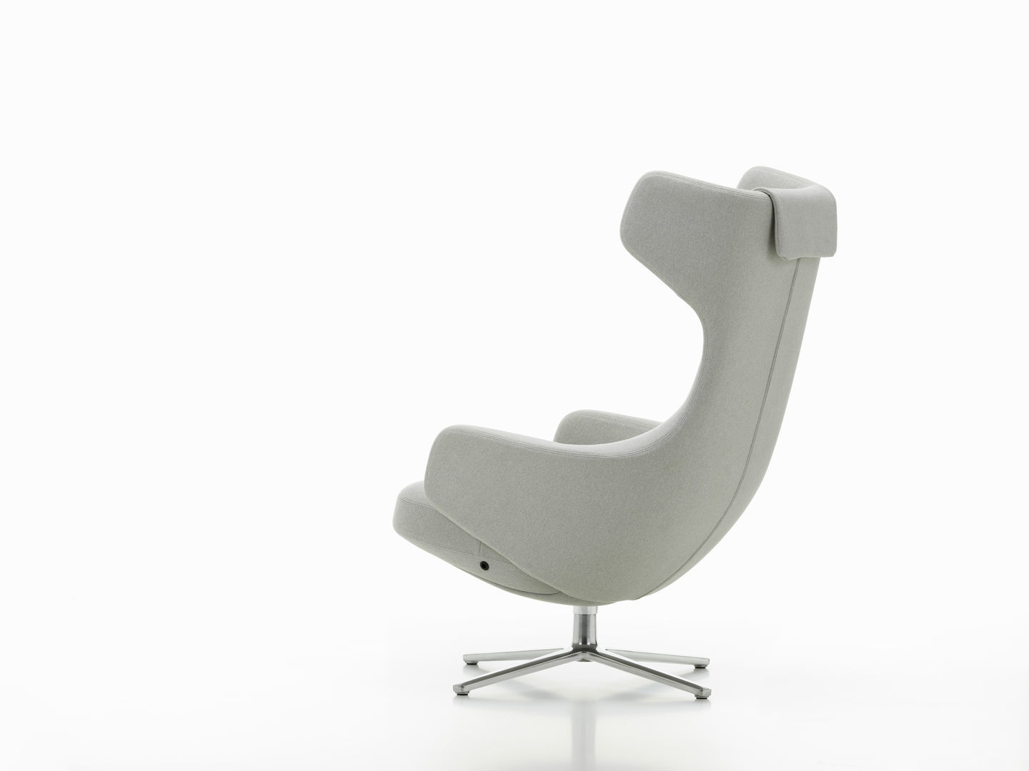 Grauer Grand Repos Sessel von Vitra mit hoher Rückenlehne und Drehfuß auf weißem Hintergrund.