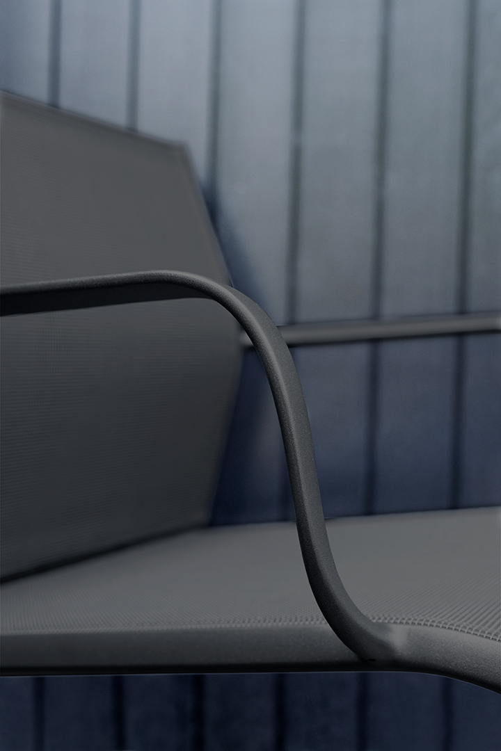 Detailaufnahme: Grauer Cadiz Sessel von Fermob, Armlehne und Sitzfläche für den Outdoor-Bereich.