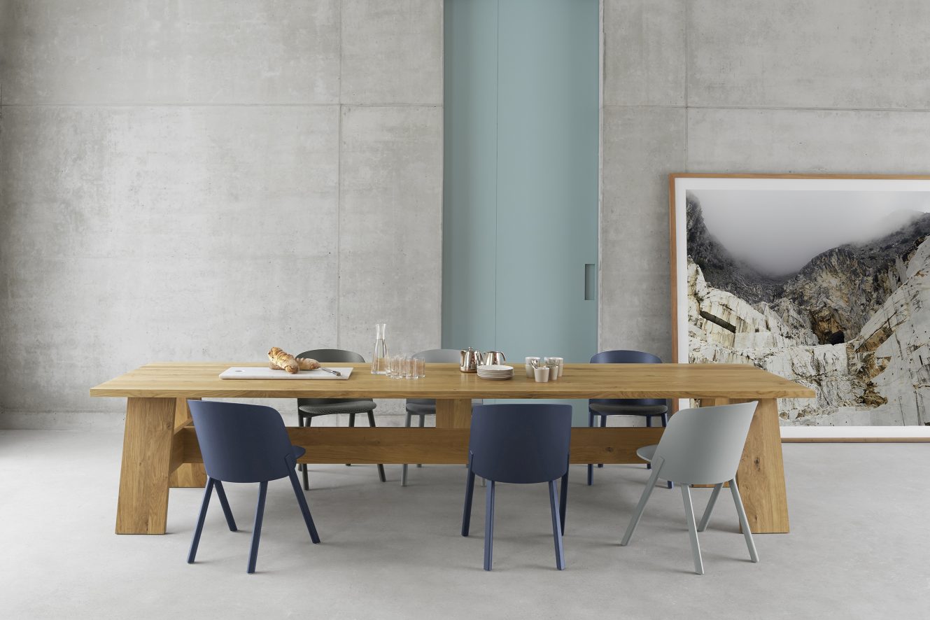 DC01 Fayland Tisch Eiche geölt von e15 mit Stühlen in modernem Esszimmer.