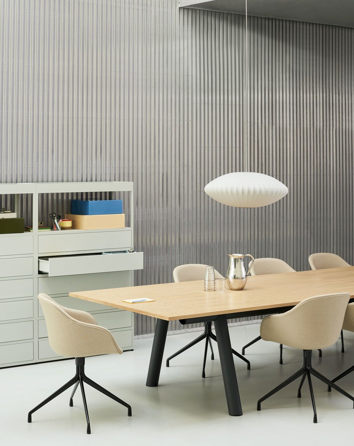 Beiger About a Chair AAC221 Stuhl von Hay an einem Holztisch im Büro.
