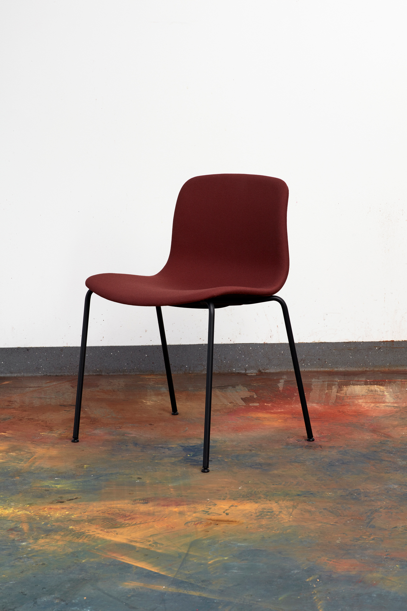 About a Chair AAC17 Stuhl von Hay, vollgepolstert in Bordeauxrot mit schwarzem Gestell.