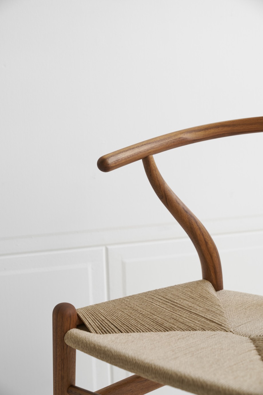 Detailaufnahme des CH24 Wishbone Chair Stuhls von Carl Hansen & Søn aus Teakholz.