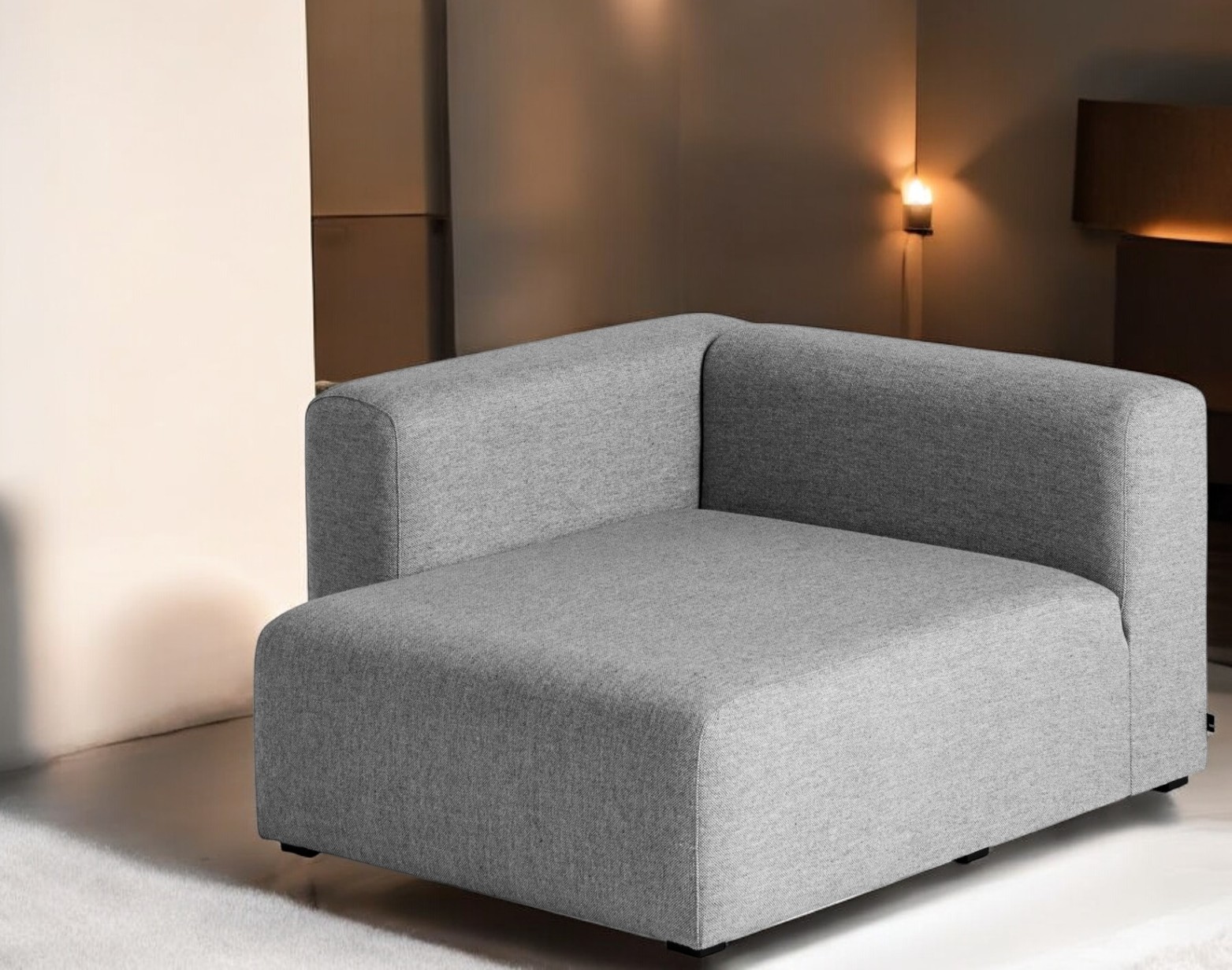 Graues Mags Sofa mit breiter Chaiselongue links von Hay für modernes Wohnzimmer.