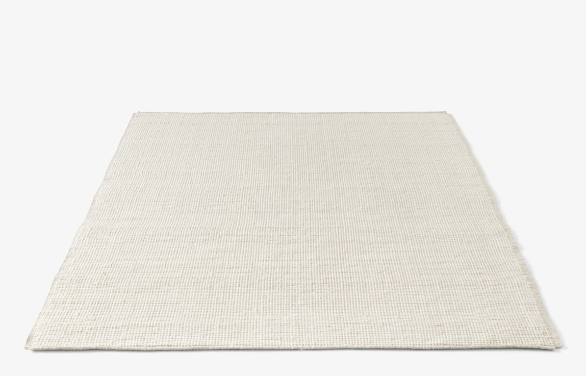 AndTradition Collect Rug SC84/SC85: Detailaufnahme des gewebten Wollteppichs in Naturweiß, minimalistisches Design.