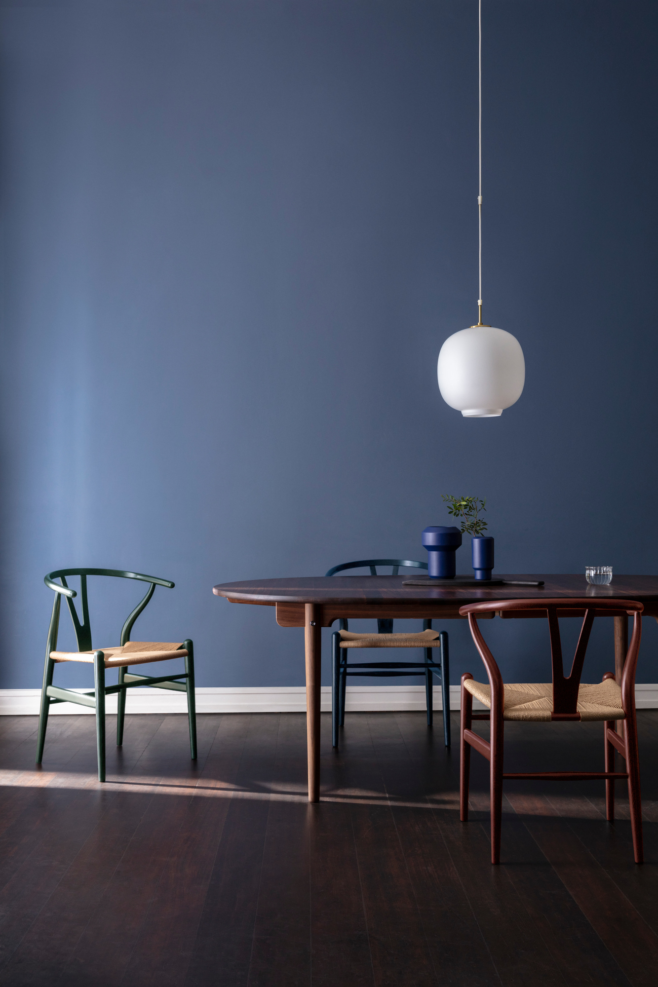 CH24 Wishbone Chair Limited Edition in Russet & Blues am Esstisch mit Pendelleuchte.