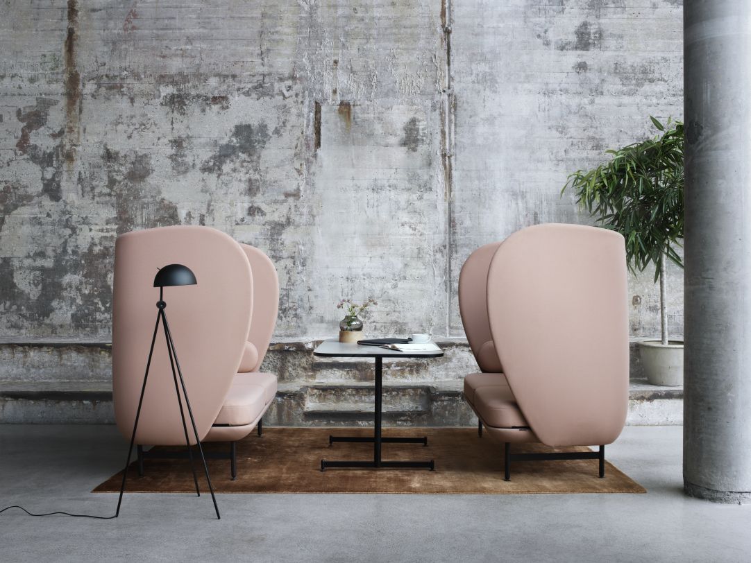 JH1002 / JH1003 Plenum Sofa von Fritz Hansen, modernes Design, rosa Stoff, für Büro und Wohnbereich.