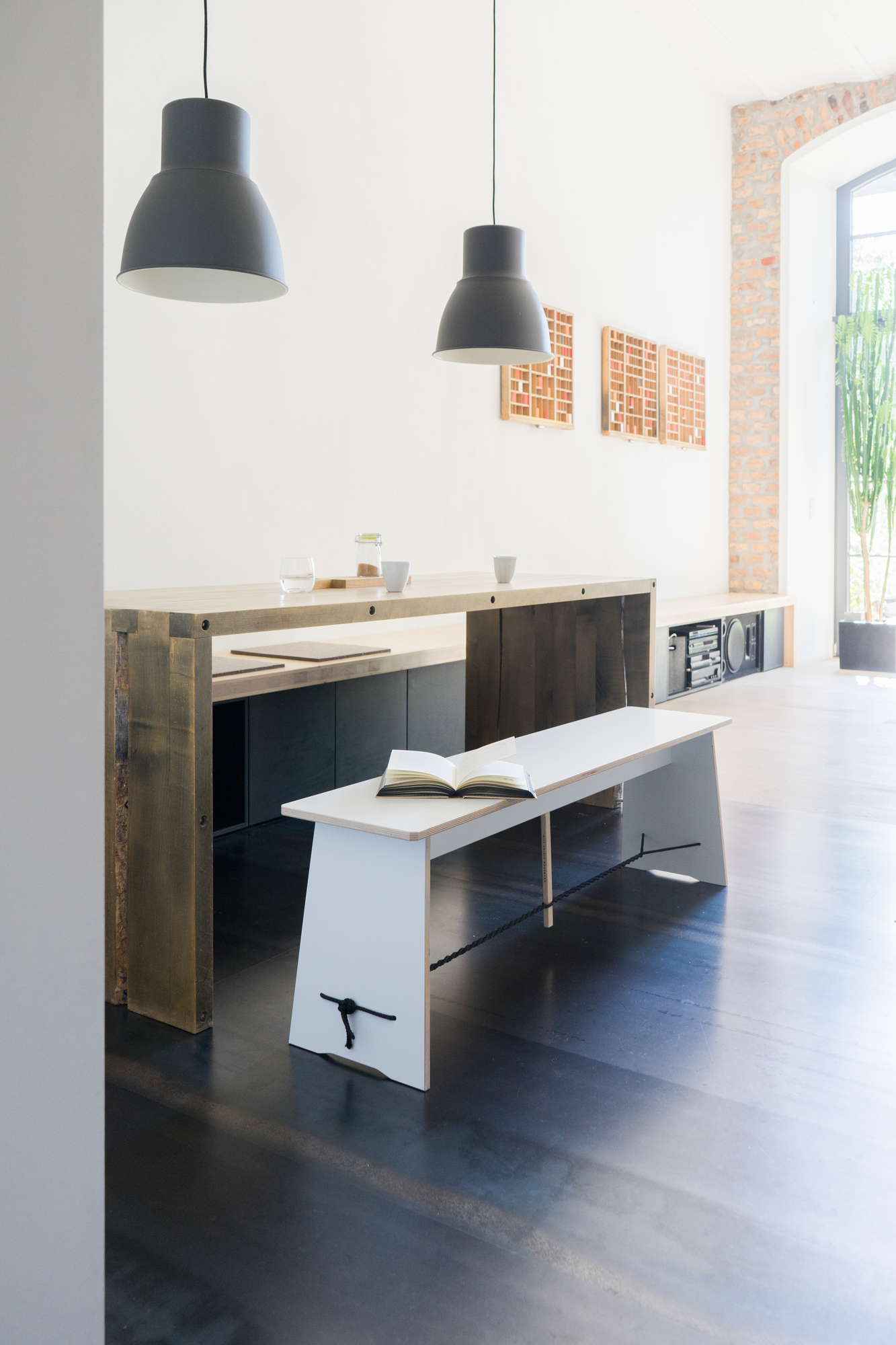 Helle, moderne Inneneinrichtung mit Langer Max Sitzbank 90 cm von Nils Holger Moormann und passendem Esstisch.
