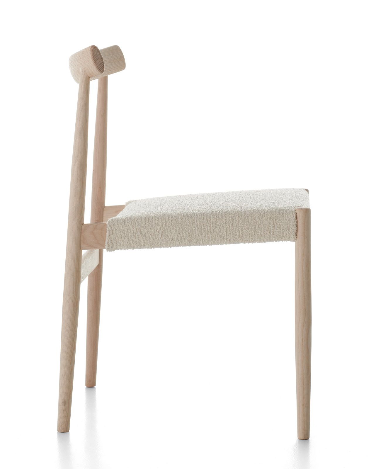 Edo Stuhl von MDF Italia, Seitenansicht: Holzstuhl mit hellem, strukturiertem Sitzbezug.