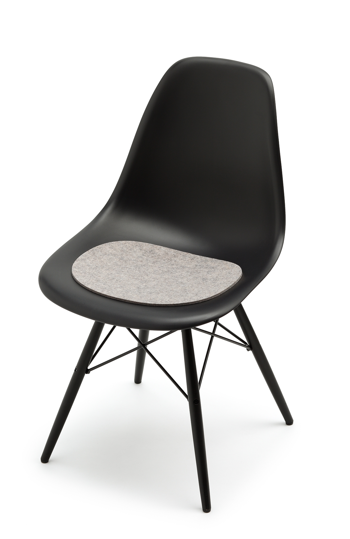Graphitfarbener Eames Plastic Side Chair mit Filz-Sitzauflage von Hey Sign für mehr Sitzkomfort.