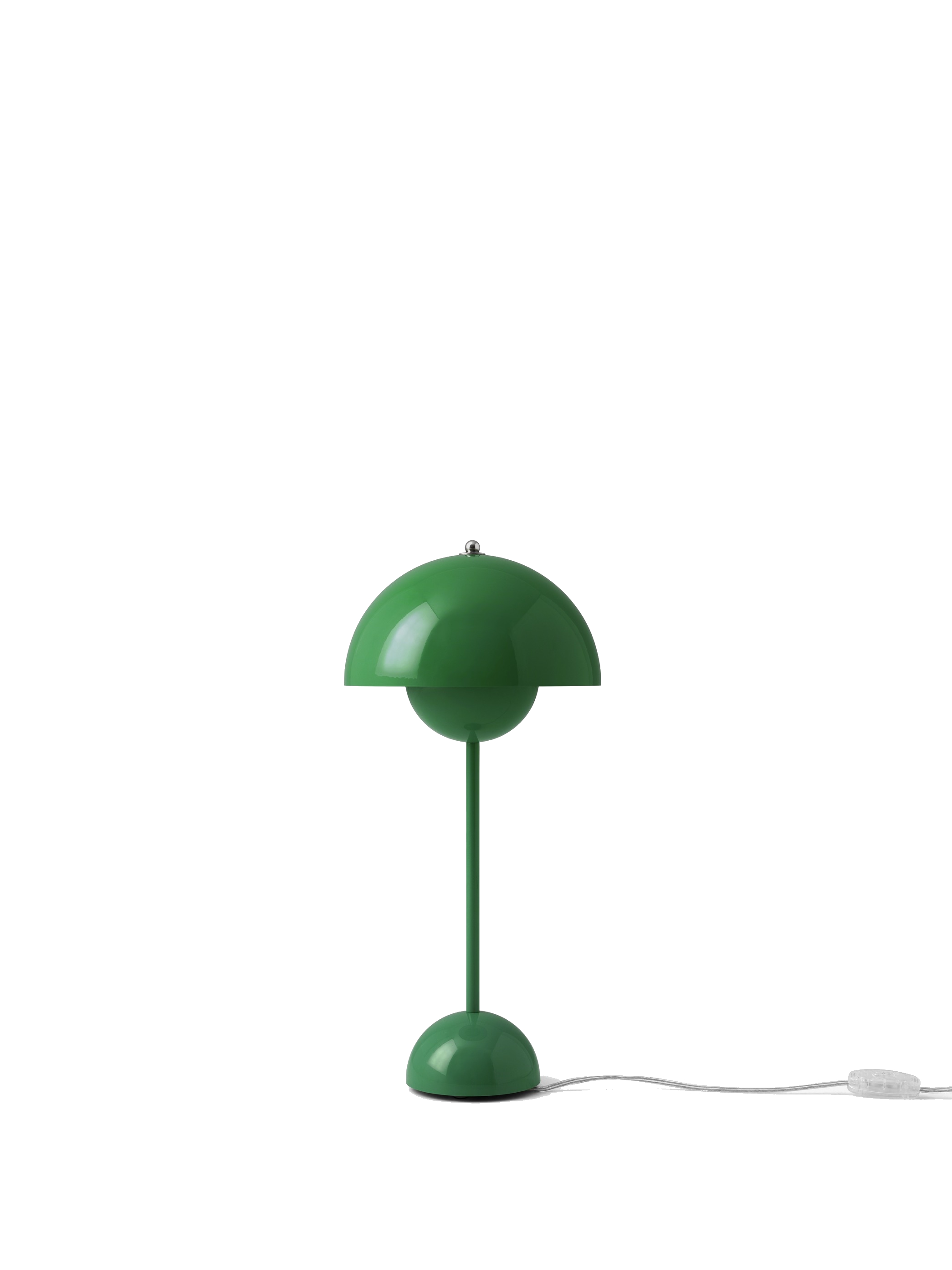 Grüne Flowerpot VP3 Tischleuchte von AndTradition, modernes Design mit halbrunden Lampenschirmen und Kabel.