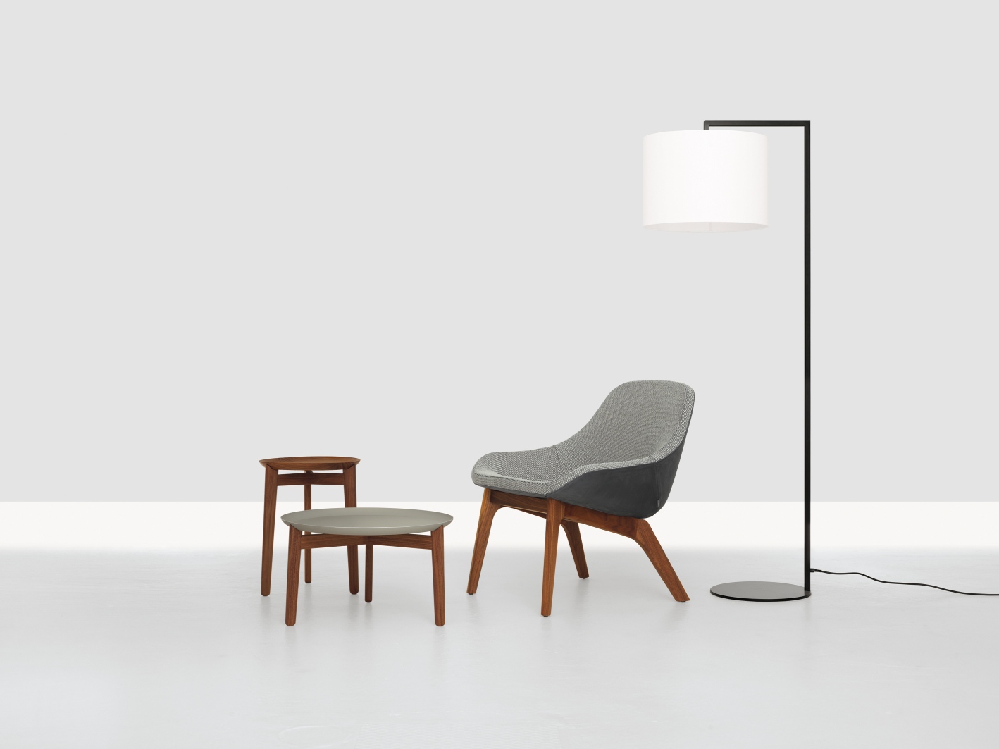Morph Lounge Chair Sessel mit Beistelltischen und Stehlampe, modernes Möbeldesign für Wohnzimmer und Büro.