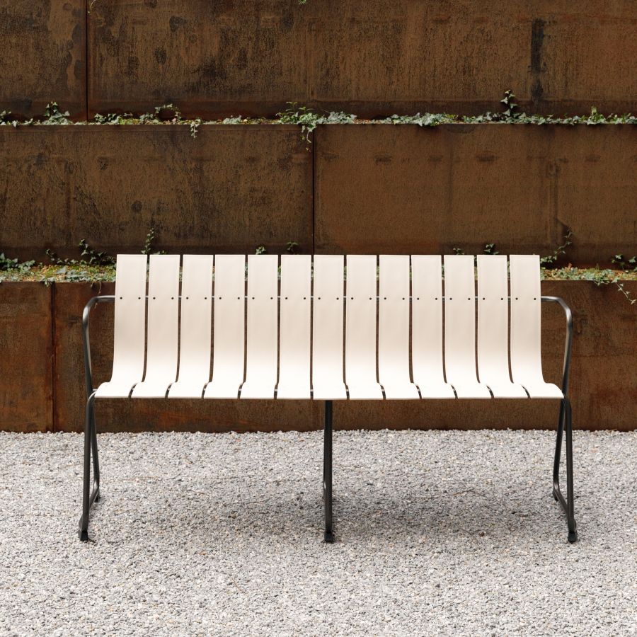 Ocean Bench Outdoor Bank Mater Sand: Moderne Gartenbank mit Latten in Sandfarbe und schwarzem Gestell.