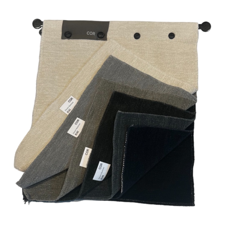 Stoffmuster Cor: Verschiedene Textilproben in Beige, Grau und Schwarz zur Auswahl von Polsterstoffen.