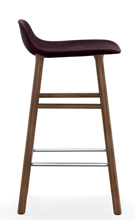 Normann Copenhagen Form Barhocker H 65 cm, Holzgestell mit dunkelbraunem, gepolstertem Sitz, Fußstütze aus Metall.