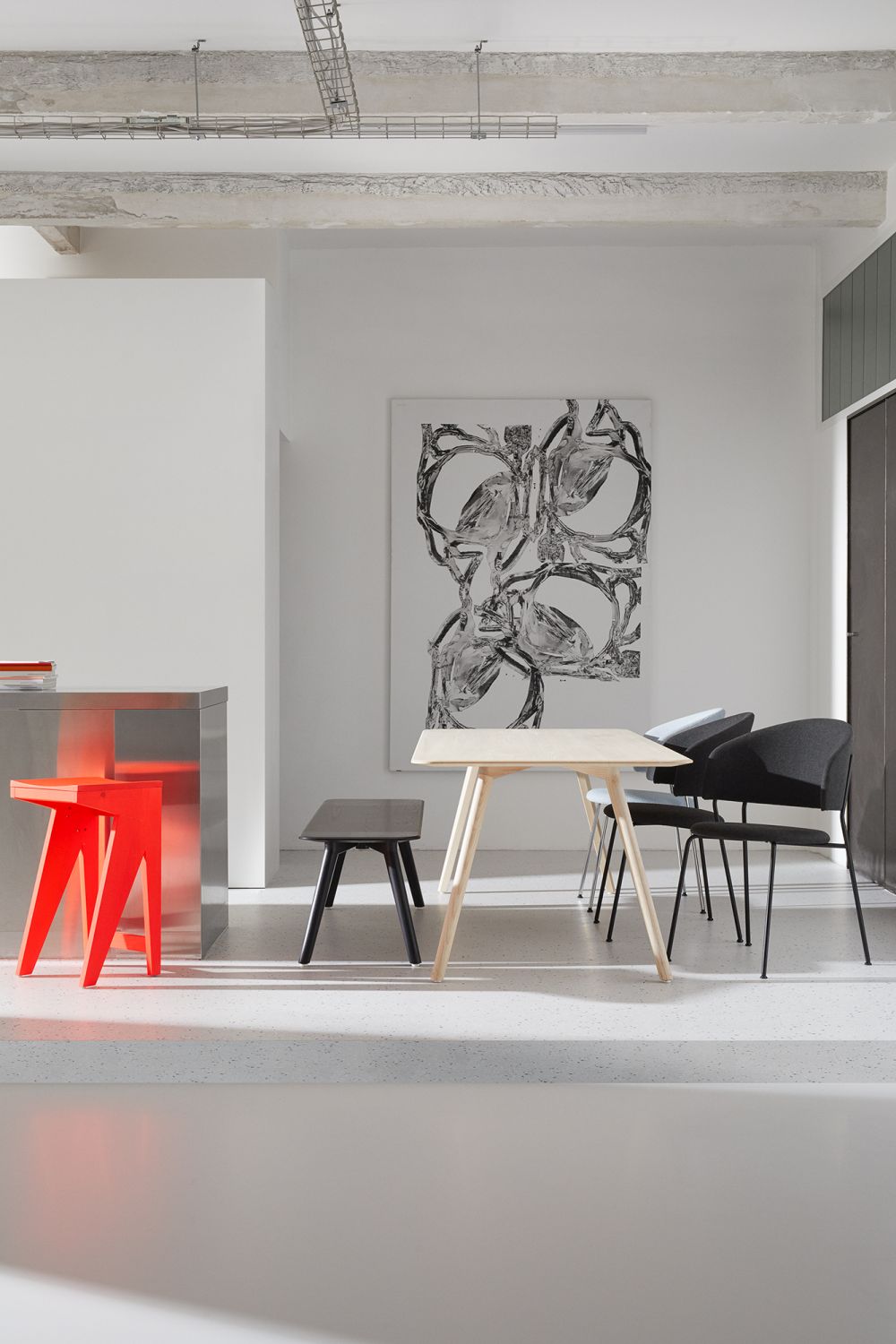 MEYER Tisch Large OUT aus hellem Holz mit Stühlen und Bank in modernem Interieur.