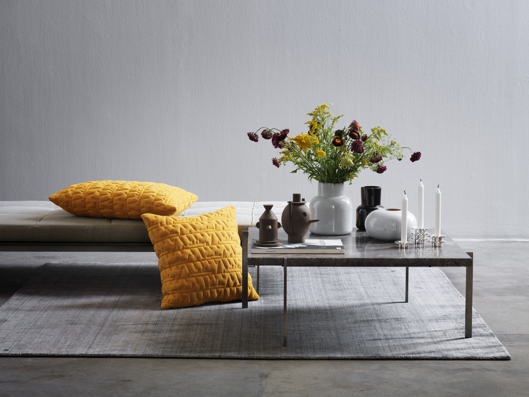Nahaufnahme einer Fritz Hansen Vase, runde Töpferware, Einzelstück, mit Blumen auf einem Marmortisch.