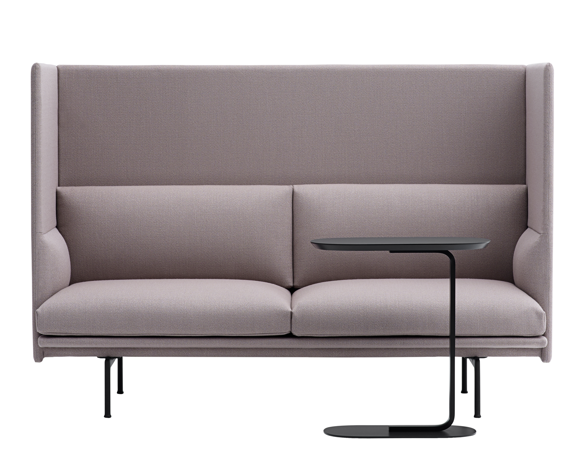 Nahaufnahme des Muuto Relate Side Table Beistelltisch Low in Schwarz, neben einem grauen Sofa platziert.