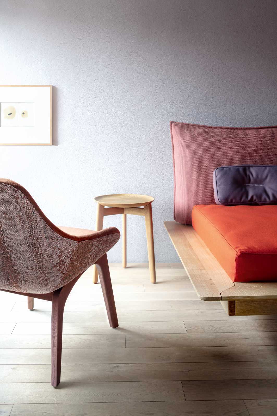 Heller Raum mit Stuhl, Bett und Plaisir Beistelltisch von Zeitraum, H 46 cm, aus hellem Holz.