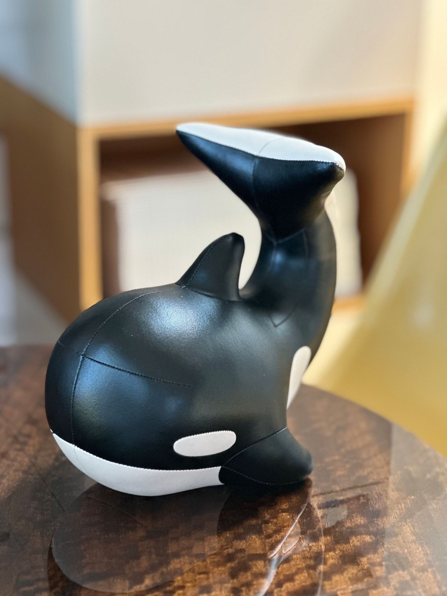 Detailaufnahme eines schwarzen und weißen Orca-Wal-Stofftieres, ein dekoratives Kuscheltier für Kinderzimmer und Meeresliebhaber.