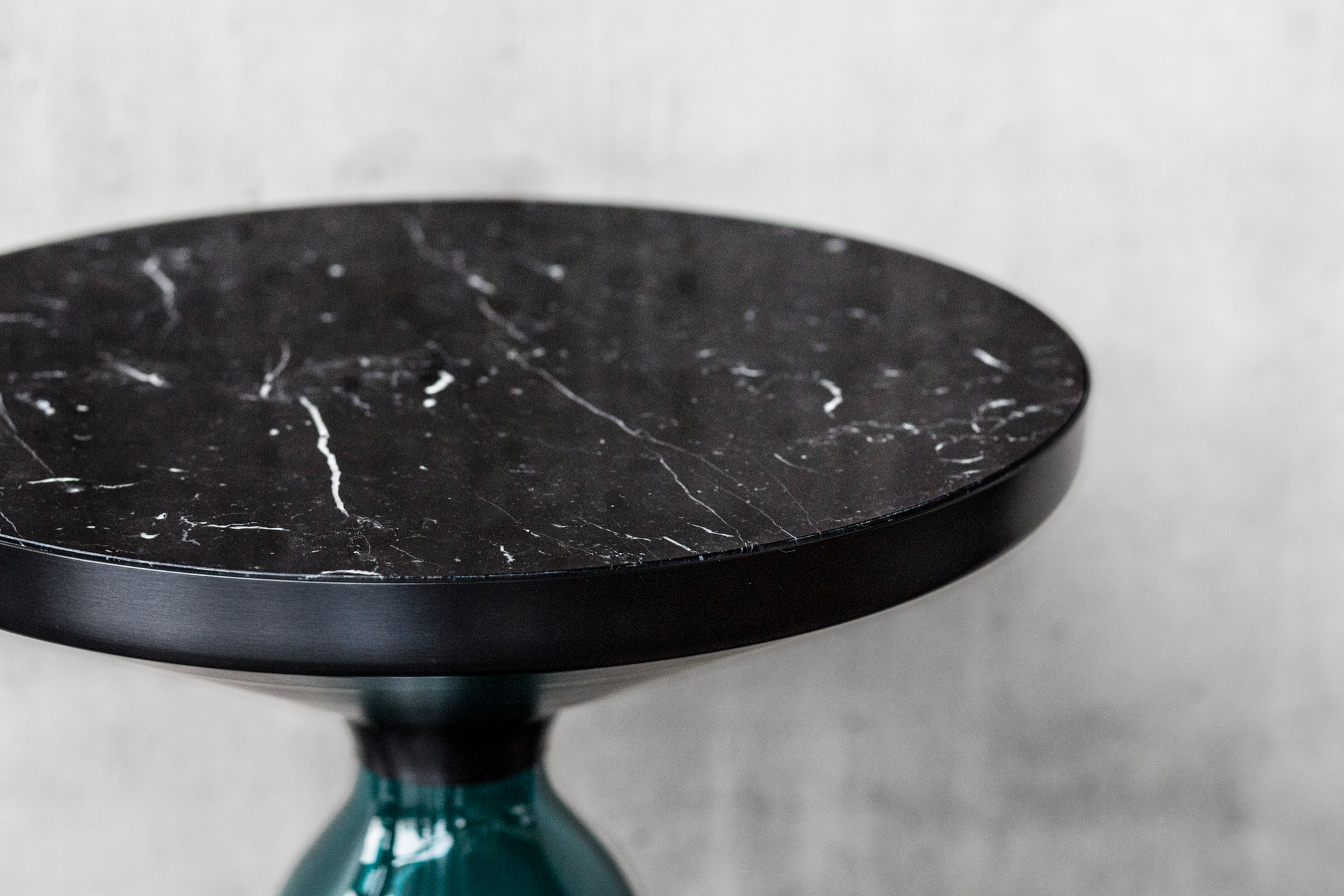 Detailaufnahme der runden Tischplatte aus schwarzem Marmor für ClassiCon Bell Coffee Table.