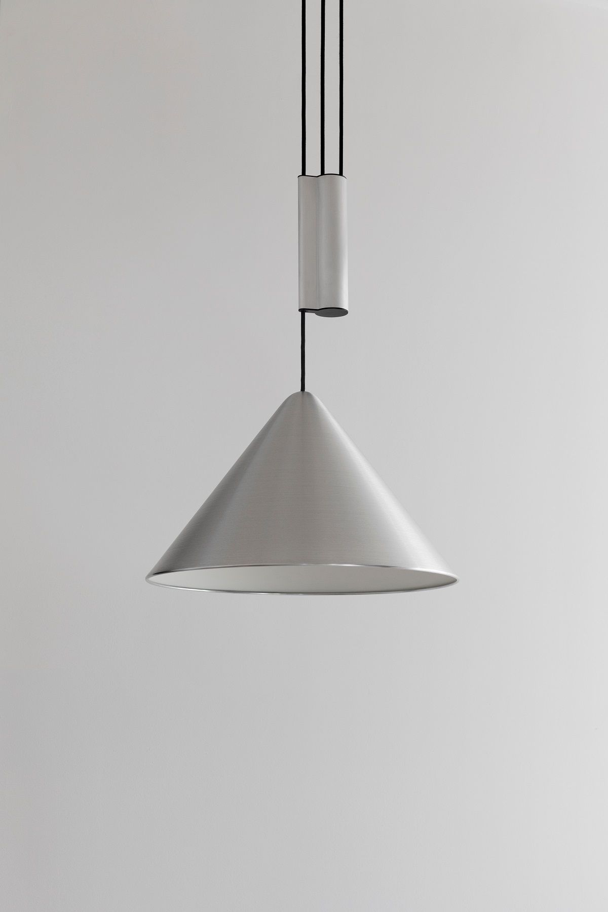 Nahaufnahme der modernen Compass Pendelleuchte von Hay, eine stilvolle Hängelampe aus gebürstetem Aluminium.