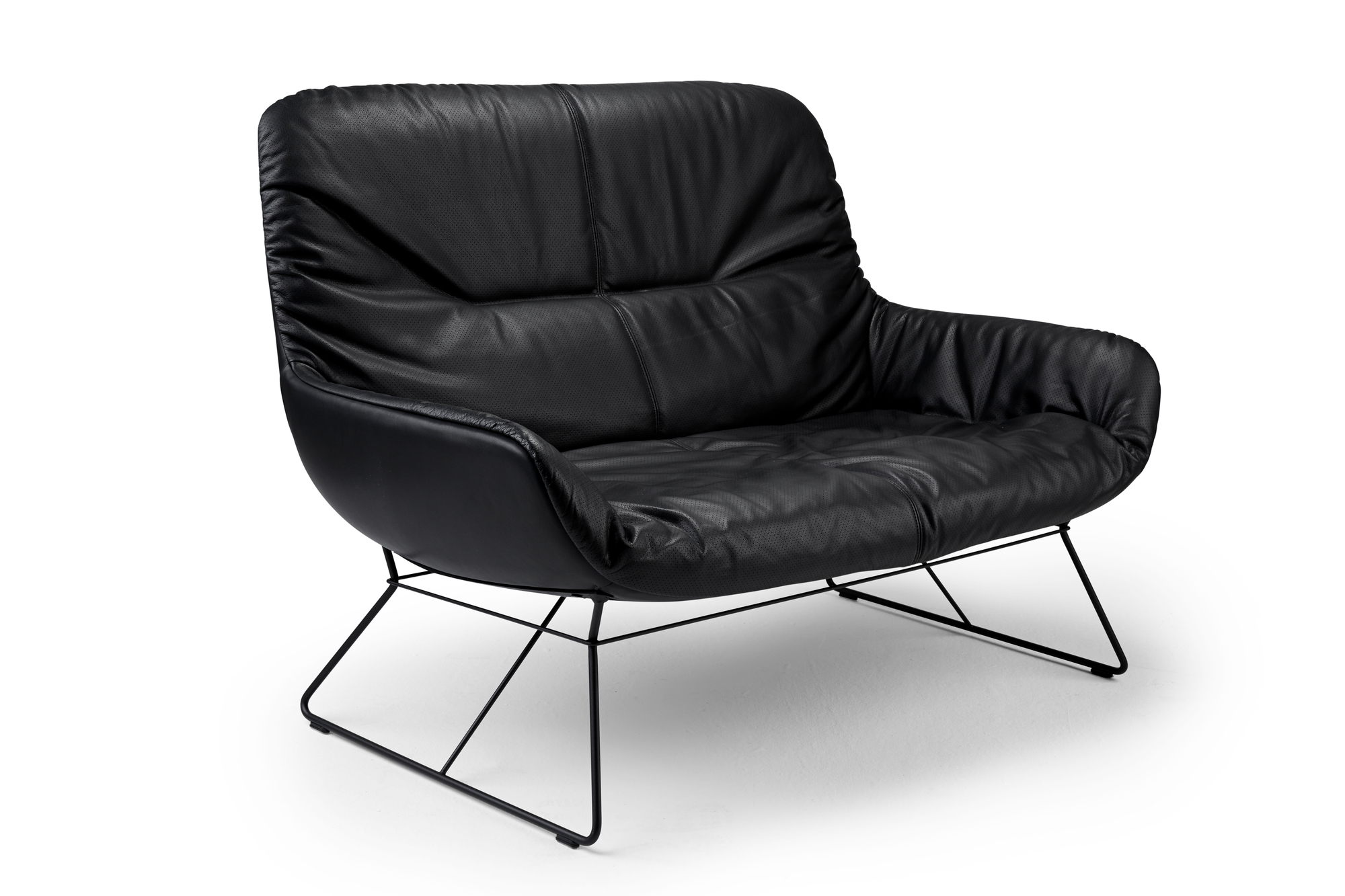 Schwarze Leya Lounge Couch von Freifrau Manufaktur mit Lederbezug und filigranem Metallgestell.
