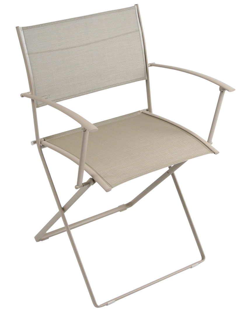 Beiger Plein Air Stuhl von Fermob für den Außenbereich, klappbar, mit Armlehnen und Textilbespannung.