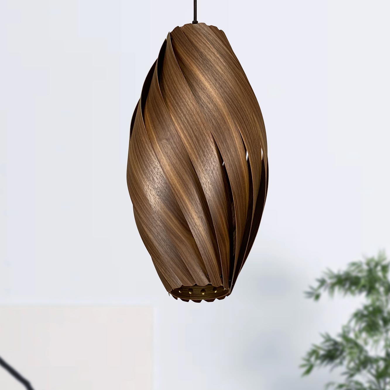 Ardére Hängeleuchte aus Nussbaumholz, längliche Form mit gedrehten Holzlamellen, moderne Pendelleuchte für Wohnräume.