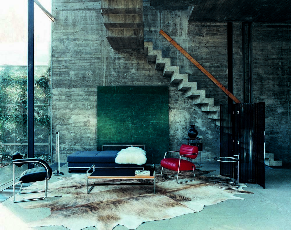 Interieur mit ClassiCon Non Conformist Sessel in Rot und Schwarz, moderner Design-Sessel mit Stahlrohr.